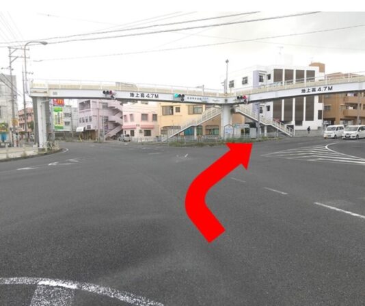 安波茶交叉点を浦添運動公園に向けて進みます 安波茶交叉点を浦添運動公園に向けて進みます