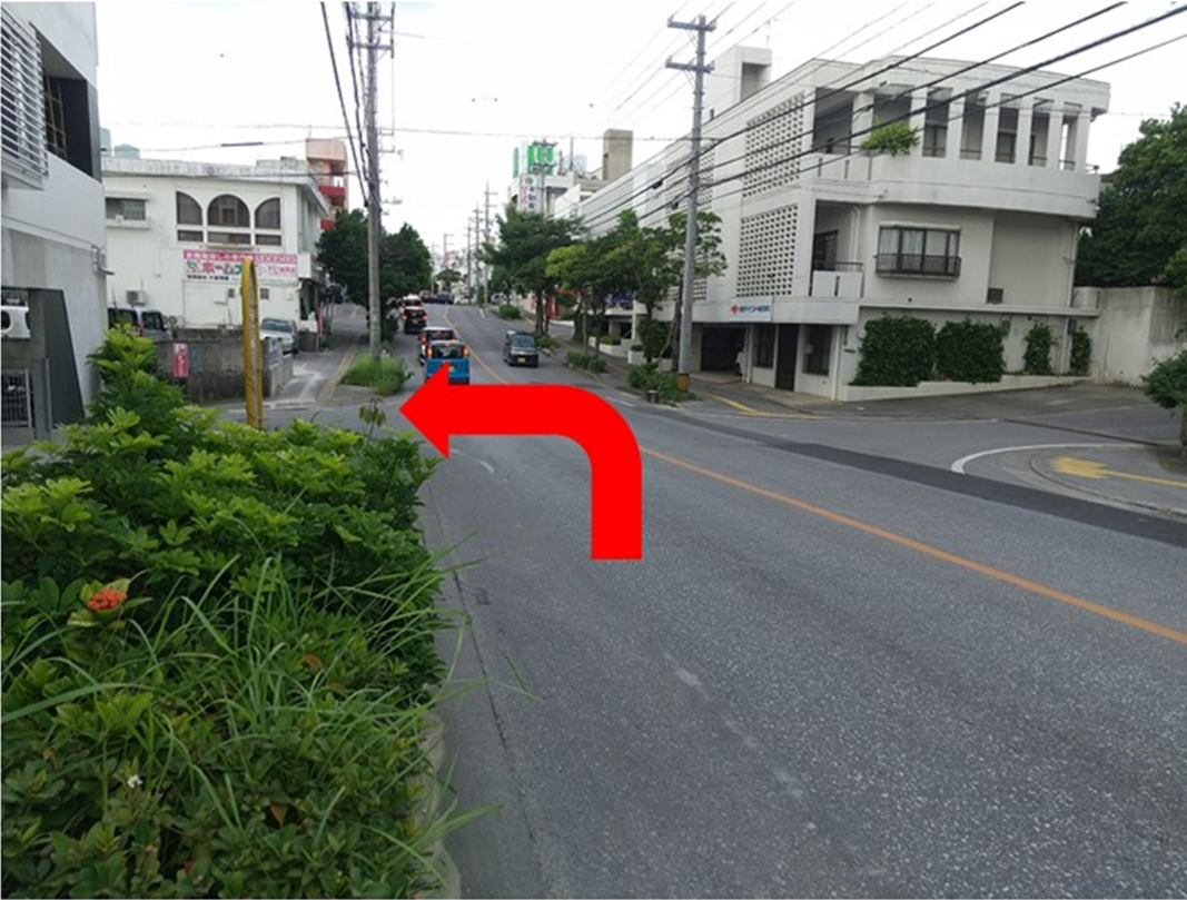 セブンイレブンを通り過ぎてすぐの十字路を左折します セブンイレブンを通り過ぎてすぐの十字路を左折します